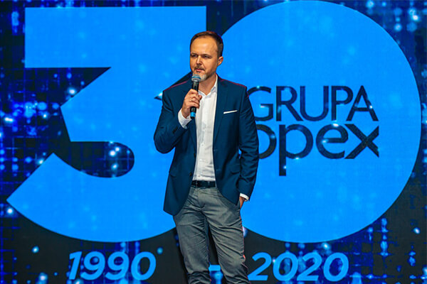 Piotr Potowski dyrektor generalny GK GTX przemawia na konferencji